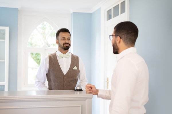 Comptoir d'accueil avec vitrines : style et praticité réunis